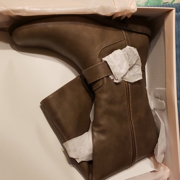 Zippered Wide Calf Flat Boots - Picture 2 of 4